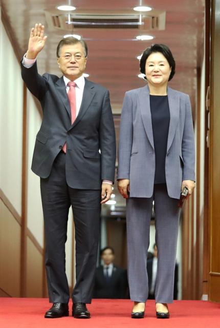 문재인 대통령은 8일 APEC(아시아태평양경제협력체) 정상회의와 ASEAN(동남아시아국가연합)+3 정상회의 참석차 7박8일 일정으로 동남아시아 순방길에 오른다.
[연합뉴스]