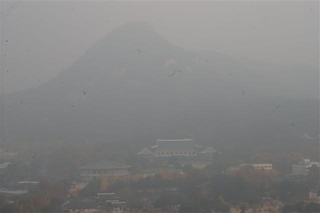 <YONHAP PHOTO-2033> 안개로 보이지 않는 북악산 (서울=연합뉴스) 김승두 기자 = 중국발 황사로 전국의 미세먼지 농도가 급격히 치솟아 8일 오전 서울 광화문에서 바라본 청와대와 북악산이 뿌옇게 보인다. 2017.11.8 kimsdoo@yna.co.kr/2017-11-08 09:10:03/ <저작권자 ⓒ 1980-2017 ㈜연합뉴스. 무단 전재 재배포 금지.>