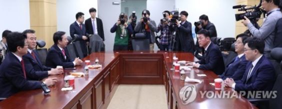 Lawmakers from the main opposition Liberty Korea Party and Bareun Party hold a meeting on right-wing unity at the National Assembly in Seoul on Nov. 8, 2017. (Yonhap)