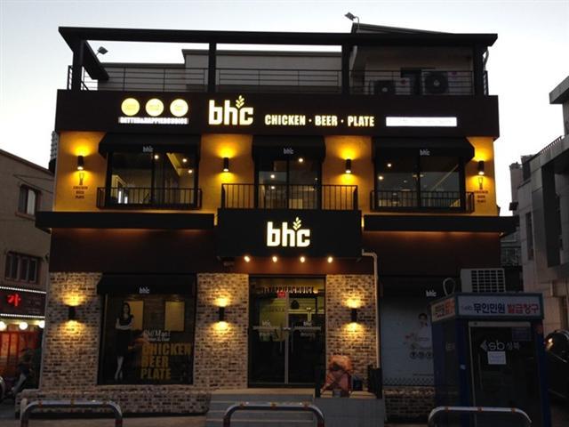 bhc가 BBQ에 2300억원대의 손해배상을 청구했고, 네네치킨은 bhc에 특허권 침해 소송을 제기하면서 업계가 시끄럽다. 사진은 bhc 한 매장.