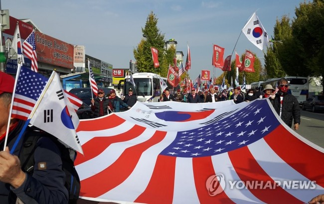 도널드 트럼프 미국 대통령이 방한하는 7일 경기도 평택시 미육군 캠프 험프리스(K-6) 기지 앞에서 평택애향회·전국 재향군인회 소속 회원 등 1천여명이 방한 찬성 집회에 이어 600여m 구간에서 행진하고 있다. (사진=연합뉴스)