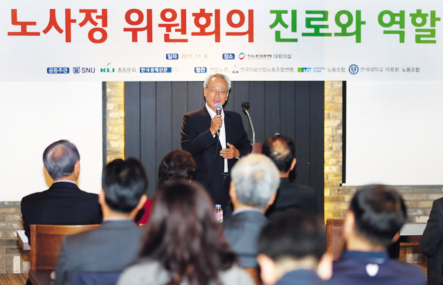 노동시장 구조개혁을 위해 노사정위원회 가동이 시급하다는 지적이 비등한 가운데 문성현 노사정위원장이 8일 오전 서울 여의도 한국노총에서 열린 노사관계 최고 지도자과정 총동문회 조찬 토론회에서 ‘노사정위원회의 진로와 역할’을 주제로 강연하고 있다.  [연합뉴스]