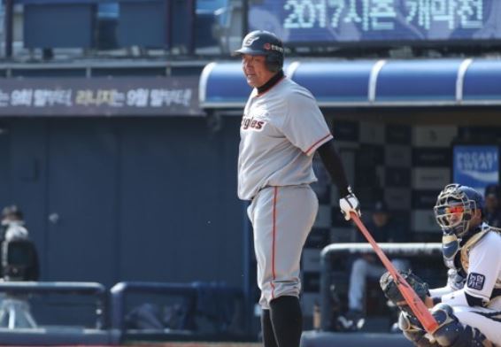 In this file photo taken March 21, 2017, Cho In-sung of the Hanwha Eagles steps into the batter's box against the NC Dinos in the top of the sixth inning of their Korea Baseball Organization preseason game at Masan Stadium in Changwon, South Gyeongsang Province. Cho announced his retirement Nov. 8, 2017. (Yonhap)