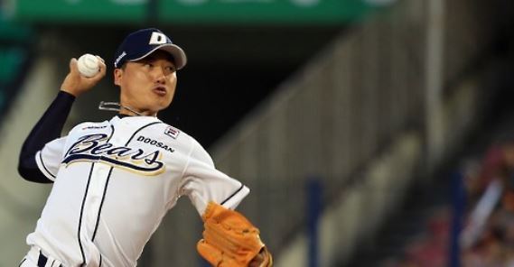 In this file photo taken June 12, 2016, Jung Jae-hoon of the Doosan Bears throws a pitch against the Lotte Giants in the top of the ninth inning of their Korea Baseball Organization regular season game at Jamsil Stadium in Seoul. Jung announced his retirement Nov. 8, 2017. (Yonhap)