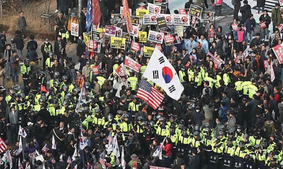 This photo captures protesters from liberal and conservative groups staging rallies ahead of U.S. Donald Trump's arrival at South Korea's parliament on Nov. 8, 2017, the second day of his two-day state visit here. (Yonhap)