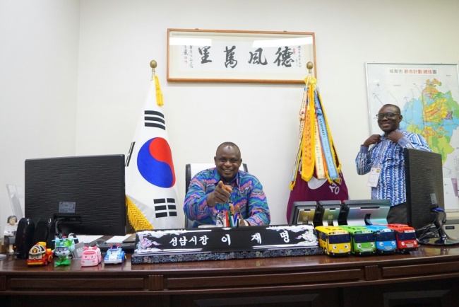 가나공무원들이 이재명 성남시장 집무실 의자에 앉아 사진을 찍고있다.[사진제공=성남시]
가나공무원들이 이재명 성남시장 집무실 의자에 앉아 사진을 찍고있다.[사진제공=성남시]