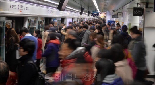 서울 지하철 1~8호선 이용객이 1회용 교통카드를 사용한 뒤 다시 받아가지 않은 카드 보증금이 100억원을 넘긴 것으로 나타났다. [사진=헤럴드경제DB]