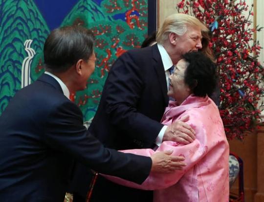 위안부 피해자 이용수 할머니가 청와대 한미정상 국빈 만찬에 초대됐다. 이 할머니가 도널드 트럼프 미국 대통령과 포옹했다.
[제공=청와대사진기자단]