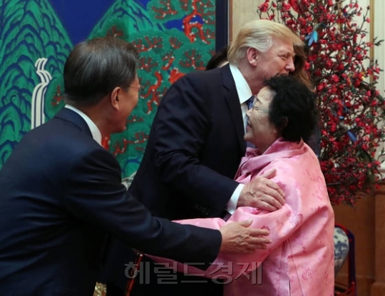 위안부 피해자 이용수 할머니가 청와대 한미정상 국빈 만찬에 초대됐다. 이 할머니가 도널드 트럼프 미국 대통령과 포옹했다.
[제공=청와대사진기자단]