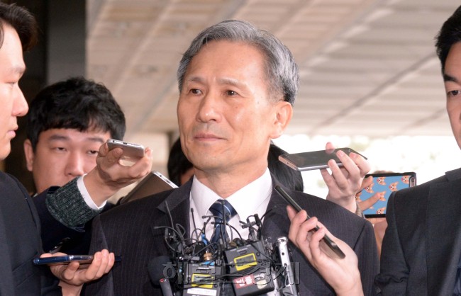 군(軍) 사이버사령부 댓글 공작에 관여한 의혹을 받고 있는 김관진 전 국방부 장관이 7일 오전 서울 서초구 서울중앙지검으로 출석하고 있다. [사진=정희조 기자/checho@heraldcorp.com]