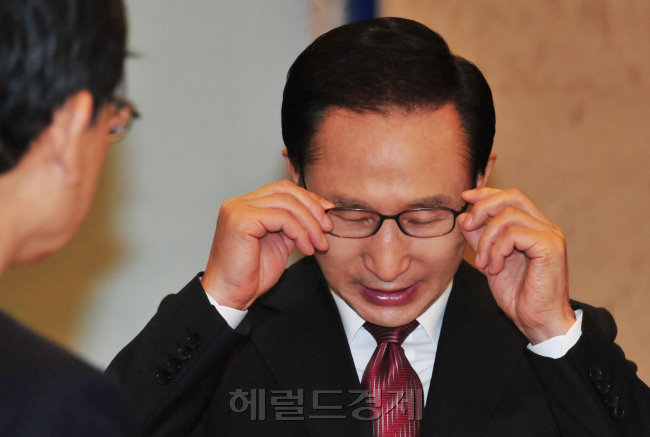 이명박 전 대통령이 2011년 2월 국무회의에 참석하기 앞서 안경을 고쳐쓰고 있다. [사진=정희조 기자/checho@heraldm.com]