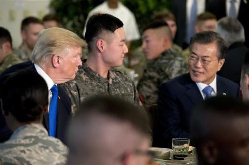 도널드 트럼프 미국 대통령이 취임후 첫 국빈 방문을 마치고 8일 다음 방문지인 중국 베이징으로 이동했다. 트럼프 대통령은 지난 7일 평택 미군기지 캠프 험프리스 방문을 시작으로 청와대 단독ㆍ확대정삼회담과 환영만찬, 8일 국회 연설과 현충원 방문 등 1박2일간의 방한 기간중 북한에 대한 절제된 메시지를 보내며 문재인 대통령과 찰떡 공조를 과시했다.특히 문 대통령은 지난 7일 트럼프 대통령의 첫 공식 행선지인 캠프  험프리스에 미리 도착해 ‘위대한 한미 동맹’에 걸맞는 ‘깜짝 환대’를 했다. 또 비록 기상 악화로 무산되긴 했지만, 문 대통령이 비무장지대(DMZ)를 방문했으면 좋겠다는 제안에 트럼프 대통령이 화답한 것은 한미 동맹이 강력하다는 메시지를 상징적으로 보여줬다. 역사에 만약이란 없지만, 두 정상이 나란히 DMZ에 섰다면 한미 대통령이 동시에 DMZ를 방문하는 첫 사례가 될 수 있었다. [연합뉴스]