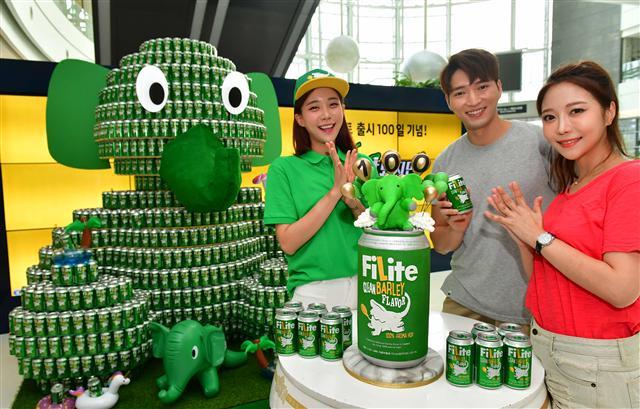 하이트진로의 발포주 ‘필라이트’가 성공을 거두면서 하이트진로의 3세경영이 한층 걸음을 빨리하고 있다는 평가가 나오고 있다. 사진은 필라이트 출시 100일 설치된 ‘필리 조형물’.  [제공=하이트진로]