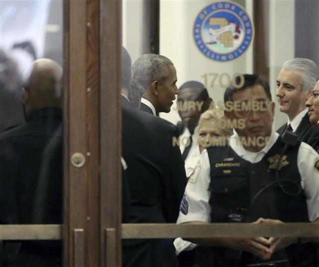 <YONHAP PHOTO-0480> Former President Barack Obama arrives for jury duty in the Daley Center on Wednesday, Nov. 8, 2017, in Chicago. Obama is in line to be paid the same $17.20 a day that others receive for reporting for jury duty. (Kevin Tanaka/Sun Times via AP)/2017-11-09 02:50:45/ <저작권자 ⓒ 1980-2017 ㈜연합뉴스. 무단 전재 재배포 금지.>