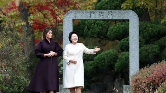 South Korean first lady Kim Jung-sook (R) and U.S. first lady Melania Trump take a stroll inside South Korea's presidential compound, Cheong Wa Dae, in Seoul on Nov. 7, 2017. (Yonhap)
