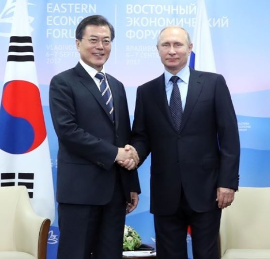 South Korean President Moon Jae-in (L) and Russian President Vladimir Putin shake hands before their talks in Vladivostok, Russia, on Sept. 6, 2017. (Yonhap)