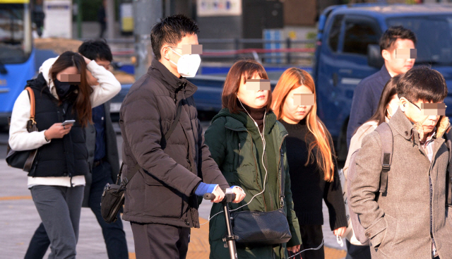전국곳곳에 한파주의보가 내렸다. 9일 서울은 4.1도까지 내려가는 추위가 닥쳤다. 광화문 출근길 시민의 몸이 움츠려들었다. 이 추위는 낮부터 남서풍이 유입이 되면서 평년기온을 회복할것으로 기상청은 예측했다. <br />정희조 기자/checho@heraldcorp.com  171109