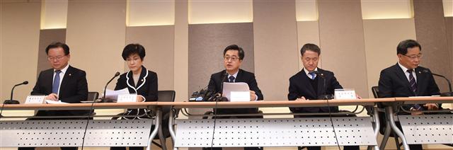 김동연 부총리 겸 기획재정부 장관이 9일 서울 여의도 한국수출입은행에서 제8차 경제관계장관회의 후 일자리 안정자금 시행계획안 관련 관계부처 합동브리핑에서 발표문을 낭독하고 있다. 왼쪽부터 김부겸 행정안전부 장관, 김영주 고용노동부 장관, 김동연 부총리, 박능후 보건복지부 장관, 최수규 중소벤처기업부 차관.  [제공=기획재정부]