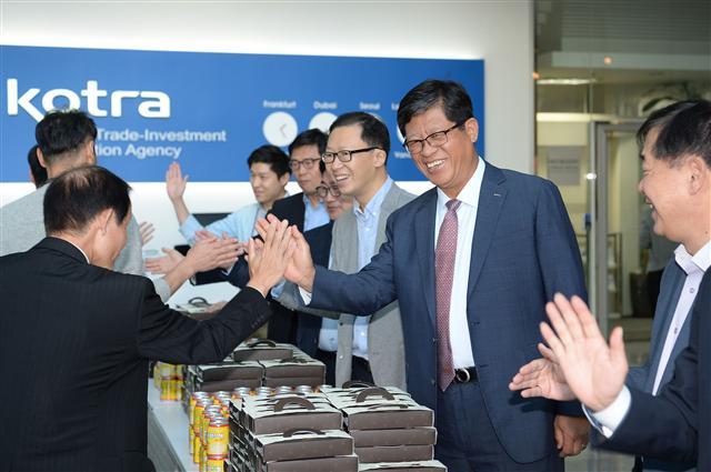 김재홍(오른쪽 첫번째) KOTRA 사장이 올해 추석맞이 ‘하이파이브(손뼉맞장구) 데이’에 참여하고 있는 모습. [제공=KOTRA]