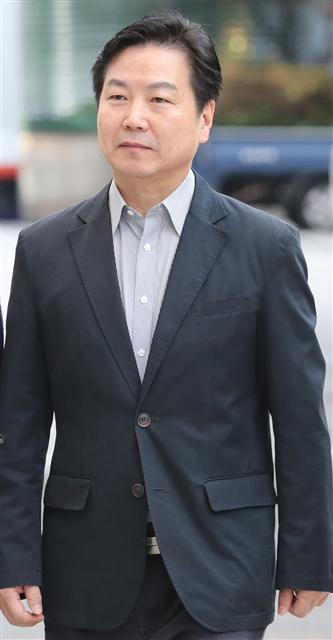 오는 10일 국회 인사청문회를 앞두고 있는 홍종학 중소벤처기업부 장관 후보자가 9일 오전 서울 여의도 사무실로 출근하고 있다.  [연합뉴스]