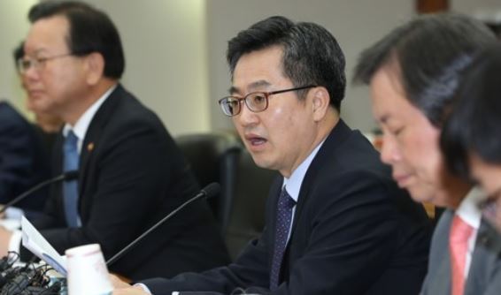 South Korea's Finance Minister Kim Dong-yeon (C) speaks at a policy meeting in Seoul on Nov. 9, 2017. (Yonhap)