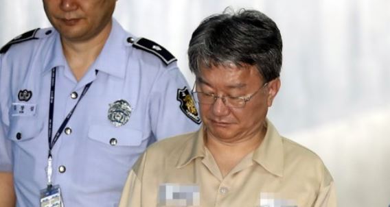 Hong Man-pyo, a former senior prosecutor convicted of bribery and tax evasion charges, enters a courthouse to attend an appeals trial in Seoul on June 16, 2017. (Yonhap)