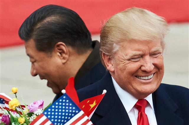 <YONHAP PHOTO-4082> BEIJING, CHINA - NOVEMBER 9, 2017: China's President Xi Jinping (L) and US President Donald Trump during a meeting outside the Great Hall of the People in Beijing. Artyom Ivanov/TASS/2017-11-09 16:36:57/ <저작권자 ⓒ 1980-2017 ㈜연합뉴스. 무단 전재 재배포 금지.>