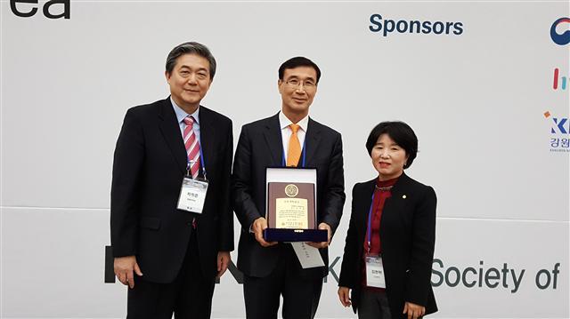 차용준 한국식품영양과학회 회장(왼쪽부터), 강원대학교 식품생명공학과 오덕환 교수, (주)오뚜기 김현위 연구소장