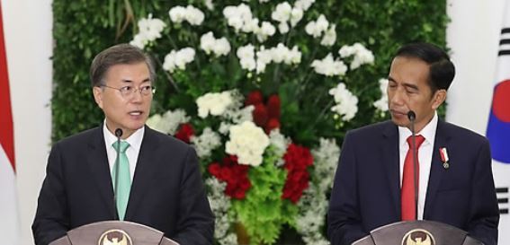 South Korean President Moon Jae-in (L) and Indonesian President Joko Widodo hold a joint press conference at Bogor Palace, located on the outskirts of Jakarta, on Nov. 9, 2017.
