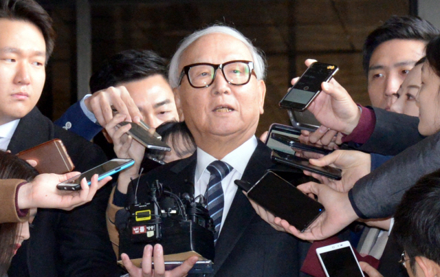 박근혜 전 대통령이 국가정보원으로부터 40억원대 특수활동비를 상납받아 비자금을 조성했다는 의혹 등과 관련해 이병호 전 국정원장이 10일 10일 오전 서울 서초구 서울중앙지검에 피의자 신분으로 출석하고 있다. 이 전 원장은 남재준 전 원장과 이병기 전 원장에 이어 2015년부터 박근혜 정부 마지막 국정원장을 지냈다.  정희조 기자/checho@heraldcorp.com