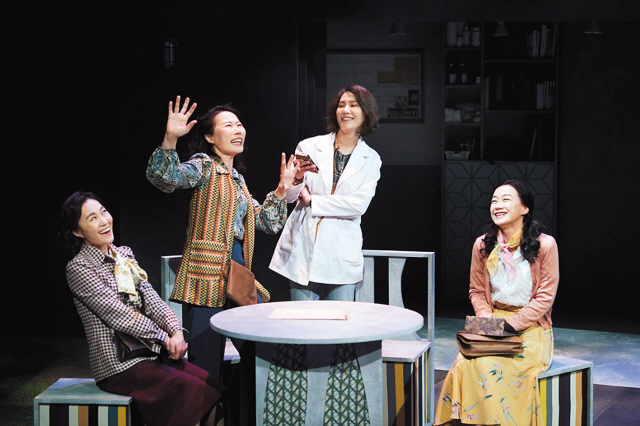 지난 7일 막을 올린 연극 ‘병동소녀는 집으로 돌아가지 않는다’는 40년 전 독일로 떠난 한국 여성들이 세계 시민으로 성장하는 과정을 담았다.