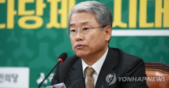 This photo, taken Nov. 9, 2017, shows Kim Dong-cheol, the floor leader of the People's Party, speaking during a party meeting at the National Assembly in Seoul. (Yonhap)