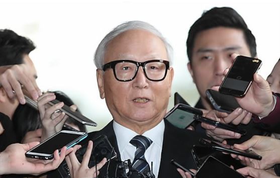 Lee Byong-ho, former director of the National Intelligence Service, answers questions from reporters on Nov. 10, 2017. (Yonhap)