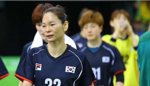 In this file photo taken on Aug. 14, 2016, South Korean handball player Woo Sun-hee leaves the floor after her team was eliminated from the group stage at the 2016 Rio de Janeiro Olympics despite a 28-22 win over Argentina at Futures Arena in Rio de Janeiro. (Yonhap)
