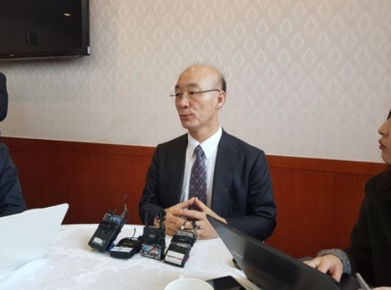 In this photo taken Nov. 10, 2017, KAI President and CEO Kim Jo-won answers questions from reporters in a press meeting held in Seoul. (Yonhap)
