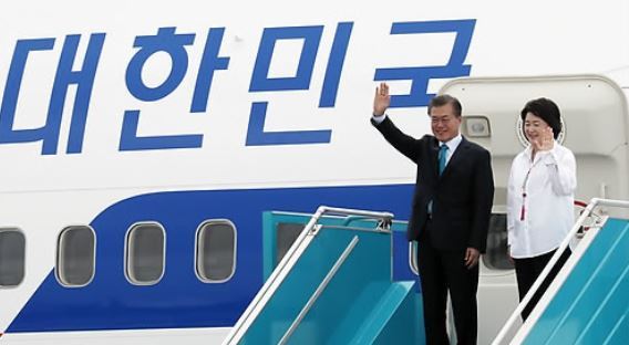 South Korean President Moon Jae-in and his wife Kim Jung-sook wave their hands after arriving at Da Nang International Airport in Da Nang, Vietnam on Nov. 10, 2017 on a three-day visit to take part in the Asia-Pacific Economic Cooperation summit. (Yonhap)