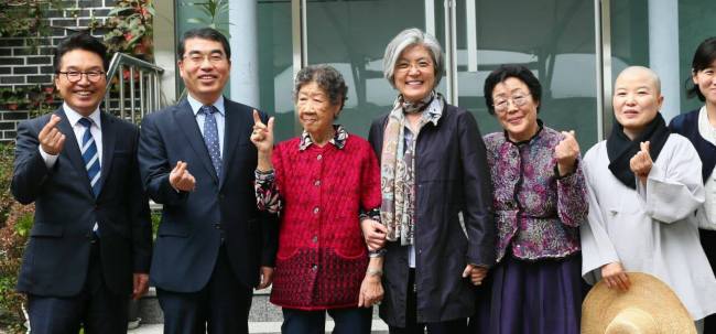 강경화 외교부장관(왼쪽 4번째)과 양기대 광명시장(왼쪽 2번째)이 지난달 6일 광주 나눔의 집 할머니들과 기념사진을 촬영하고 있다. 왼쪽에서 5번째가 이용수 할머니.[사진제공=광명시]
강경화 외교부장관(왼쪽 4번째)과 양기대 광명시장(왼쪽 2번째)이 지난달 6일 광주 나눔의 집 할머니들과 기념사진을 촬영하고 있다. 왼쪽에서 5번째가 이용수 할머니.[사진제공=광명시]