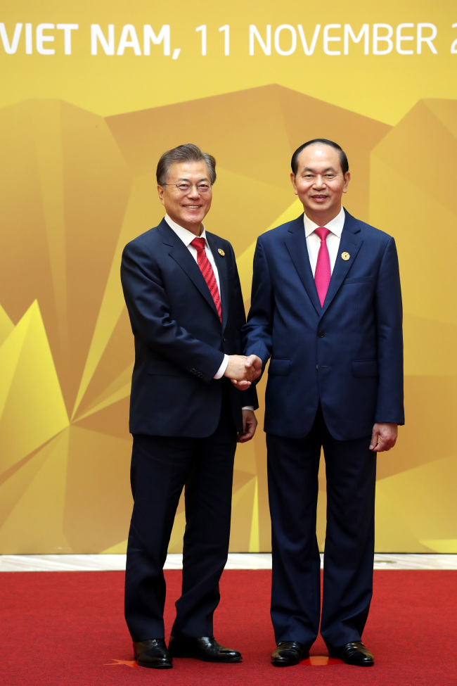 11일 오전(현지시간) 베트남 다낭 인터컨티넨탈 호텔에서 열린 APEC 정상회의에서 문재인 대통령과 쩐 다이 꽝 베트남 주석이 악수하고 있다. (사진=연합뉴스)