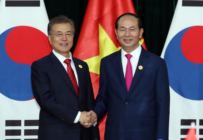 South Korean President Moon Jae-in and Vietnamese President Tran Dai Quang (Yonhap)