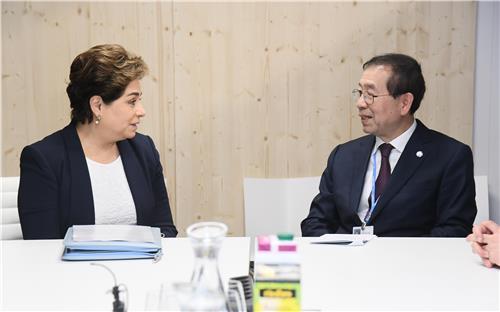 Patricia Espinosa and Park Won-soon (Yonhap)