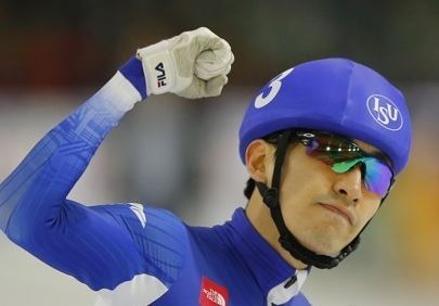 In this Associated Press photo, Lee Seung-hoon of South Korea celebrates his victory at the men`s mass start in the opening leg of the International Skating Union World Cup Speed Skating in Heerenveen, Netherlands, on Nov. 11, 2017. (Yonhap)