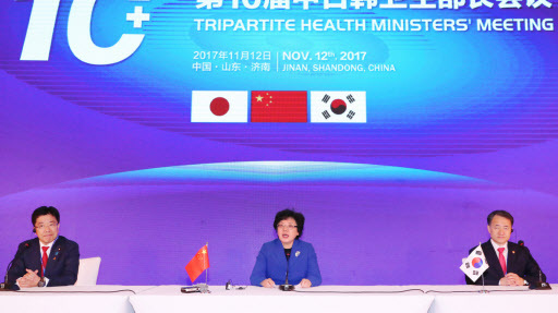 (From L to R) Japanese Health Minister Katsunobu Kato, Chinese National Health and Family Planning Commission Minister Li Bin and South Korean Health and Welfare Minister Park Neung-hoo attend a meeting of health ministers from the three Northeast Asian countries in the northeastern Chinese city of Jinan on Nov. 12, 2017, in this photo released by the South Korean ministry. (Yonhap)