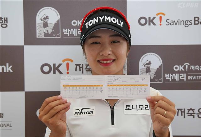 이정은6(21)은 올해 한국여자프로골프(KLPGA)투어가 발굴한 보물이다. 올 시즌 그는 한 라운드에서 12언더파 60타를 치면서 역대 최소타를 기록하는 등 무려 6가지 신기록을 작성했다.