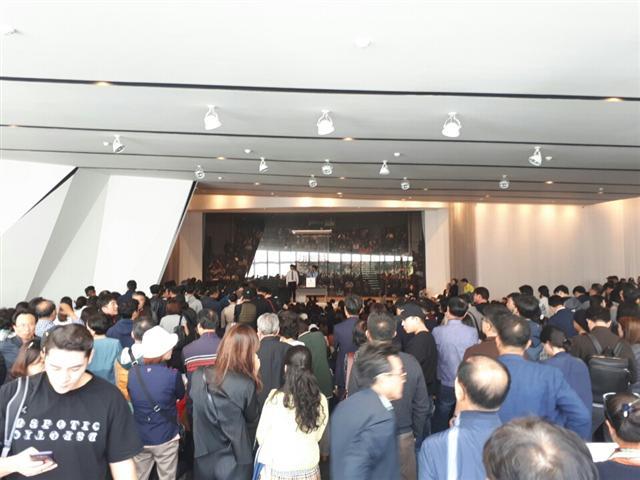 지난달 14일 ‘래미안 강남 포레스트’의 미계약분을 추첨받기 위해 문정동 래미안갤러리에 5000만원을 들고 모인 수요자들