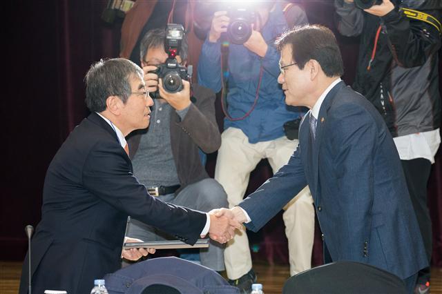 윤석헌 금융발전심의회·금융행정혁신위원회 위원장(왼쪽)이 3일 서울 중구 예금보험공사에서 첫 금발심 전체회의에서 최종구 금융위원장과 악수를 나누고 있다.