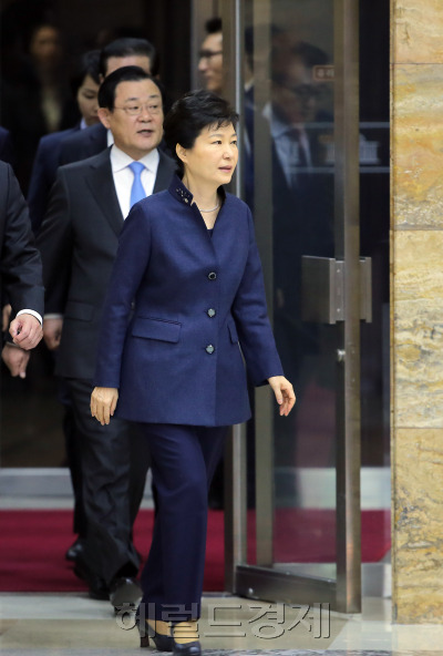 작년 2월16일 박근혜 전 대통령이 국정연설을 위해 국회 본회의장으로 들어서는 모습. 뒤에는 이병기 전 대통령비서실장. [사진=헤럴드경제DB]