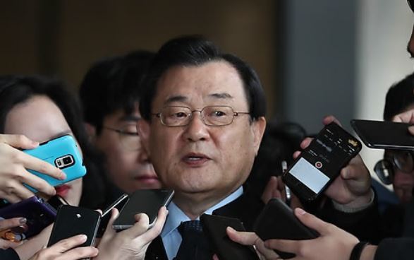Lee Byung-kee, former National Intelligence Service director, is shown in the photo taken on Nov. 13, 2017, surrounded by reporters as he appeared for prosecution questioning over the agency`s illegal payments to two Park aides during his term. (Yonhap)