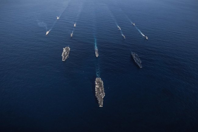 지난 12일 미 핵추진 항공모함 로널드 레이건함(CVN-76)과 니미츠함(CVN-68), 시어도어 루스벨트함(CVN-71) 등 3개 항모전단이 동해상 한국작전구역(KTO)에서 훈련을 하고 있다. [사진=미 태평양함대사령부]
