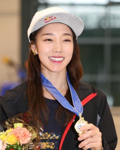 In this file photo taken on Aug. 28, 2017, South Korean professional sport climber Kim Ja-in shows her gold medal from the IFSC Lead World Cup after arriving at Incheon International Airport in Incheon. (Yonhap)
