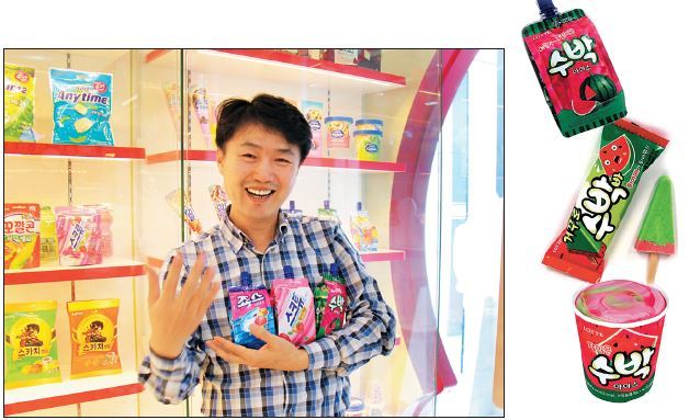 윤제권 롯데제과 매니저(마케팅본부 아이스CM). ‘죠크박’의 돌풍 주역인 그는 역발상의 중요성을 강조한다. 롯데제과는 1986년 출시된 수박바를 파우치(오른쪽 위부터), 거꾸로수박바, 파인트컵 등으로 변신시켜 화제를 모았다.